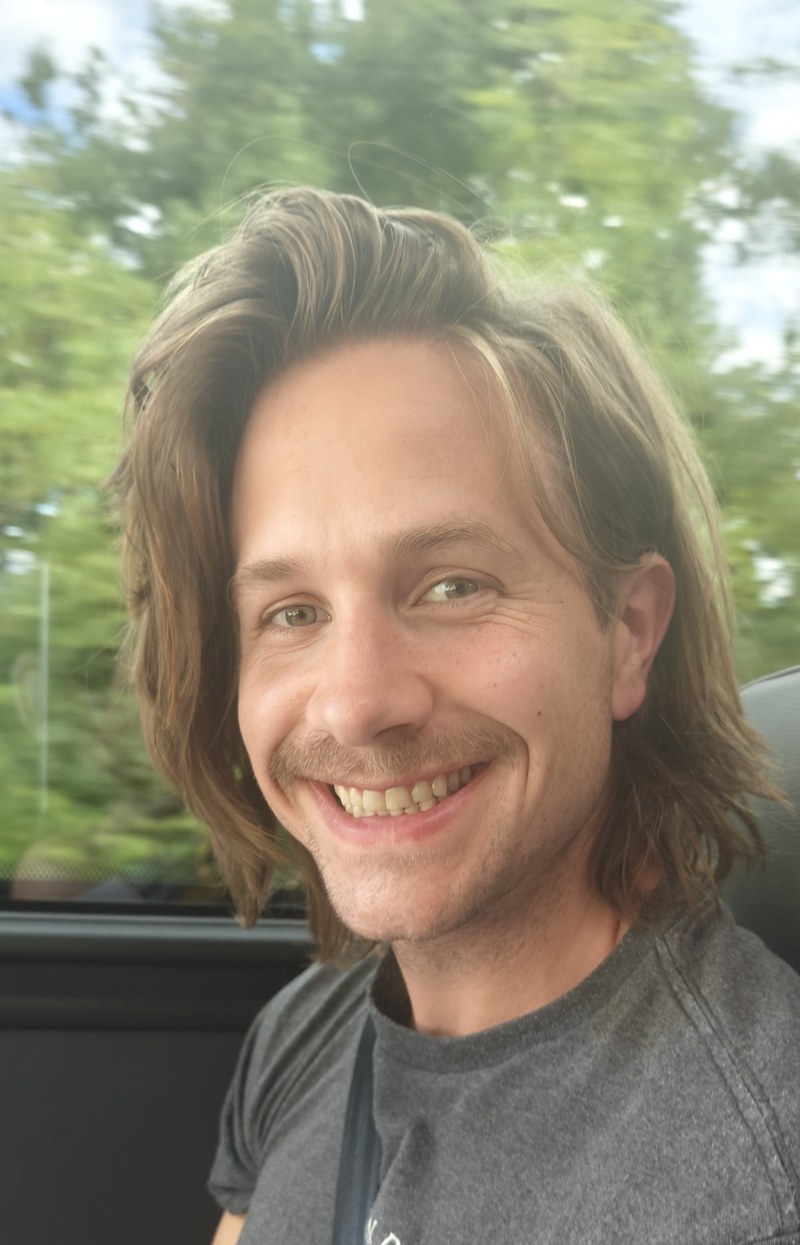 Bendik, daglig leder i Ben's Bussreiser, smilende
